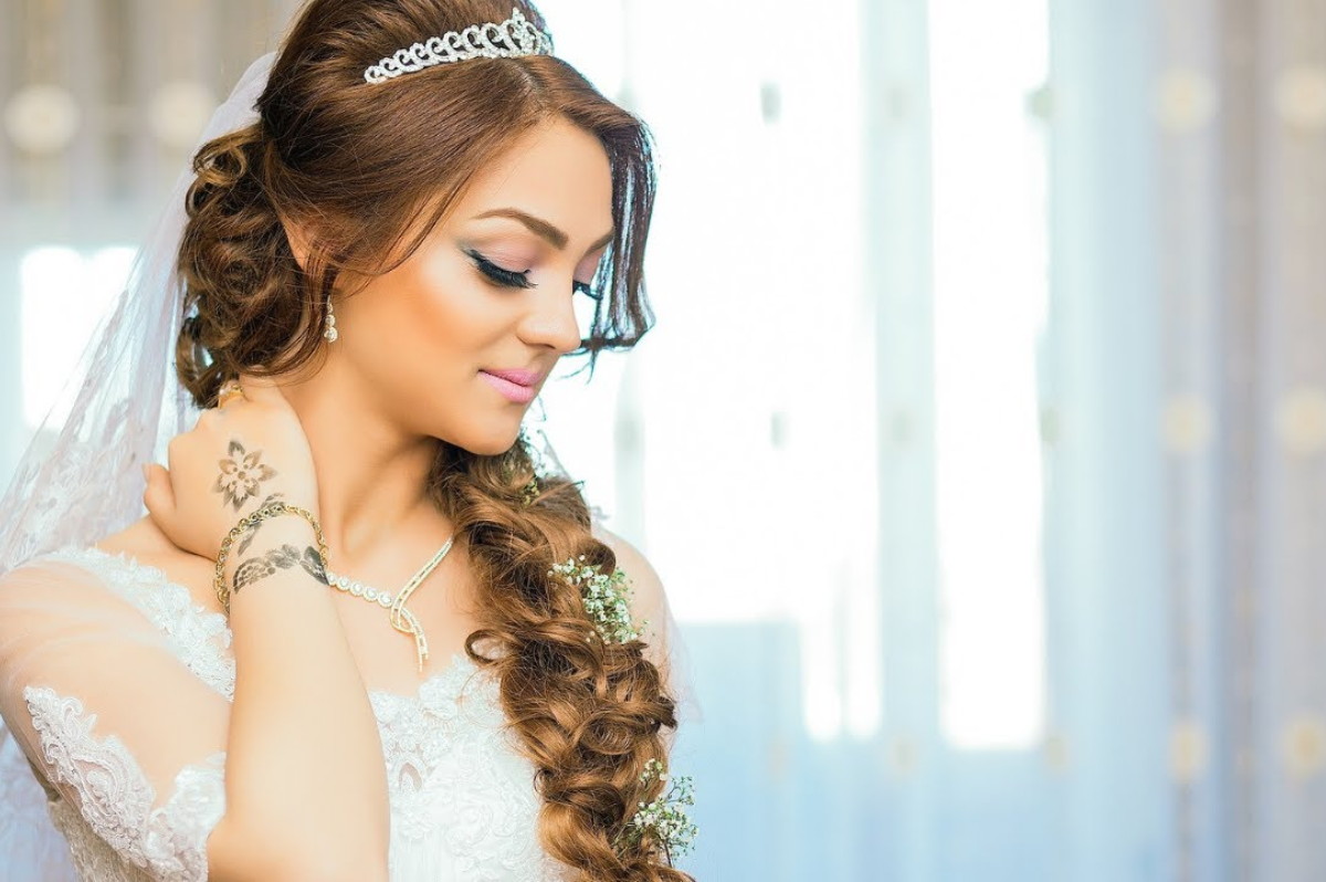 Mobile wedding hair stylist styling a bride on location in Boulder, Colorado